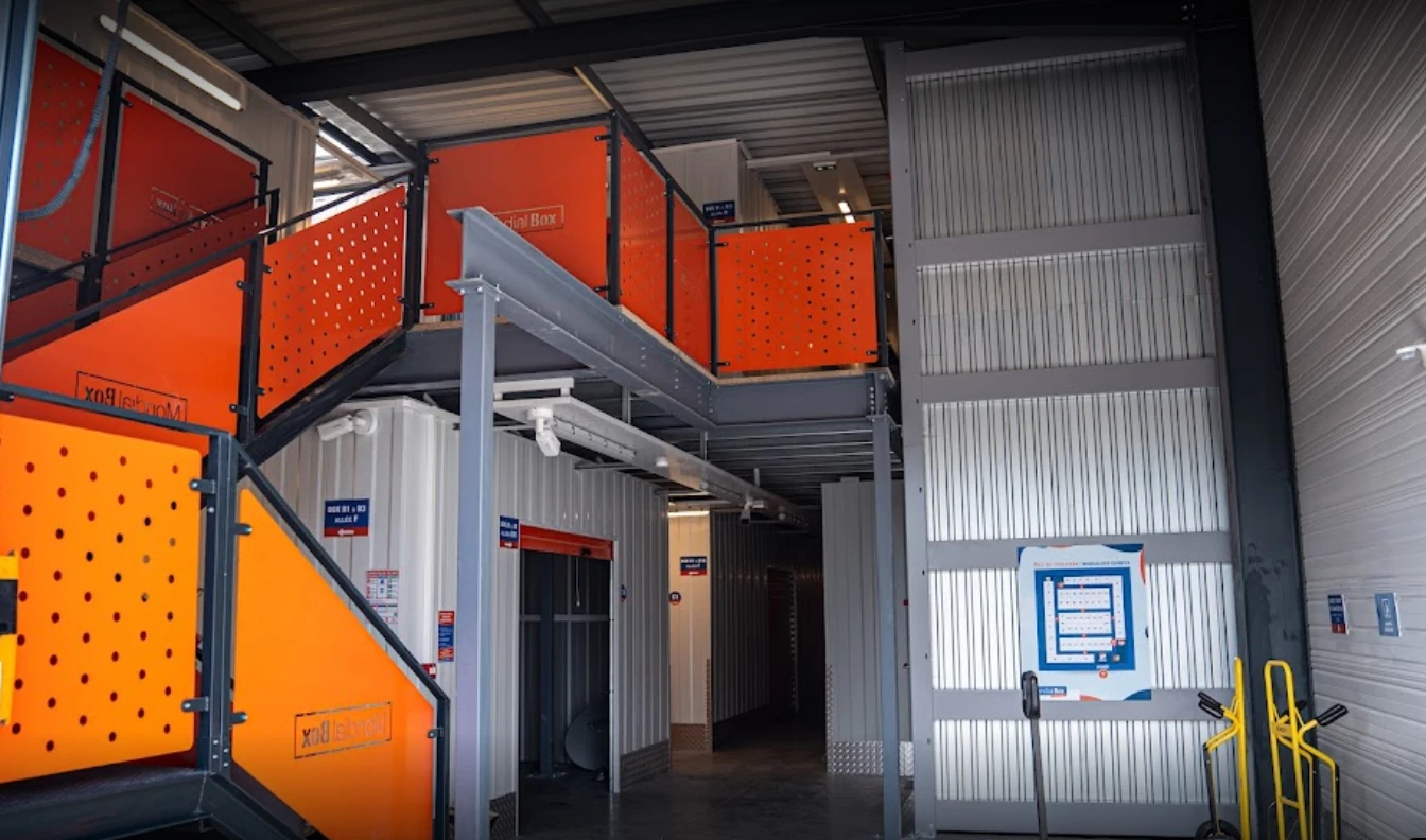 intérieur accès escalier garde meuble MondialBox Quimper