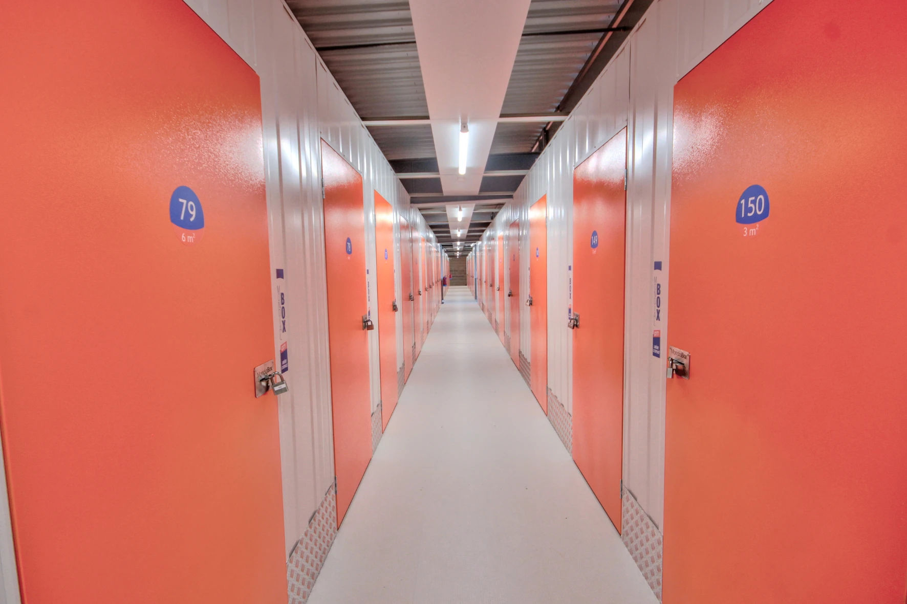 allée de box indoor à MondialBox Saint-Brieuc